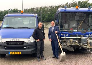 Wethouder Werner van Damme en beheerder van de Gemeentewerf Michel Daemen bij een aantal wagens op de Gemeentewerf.