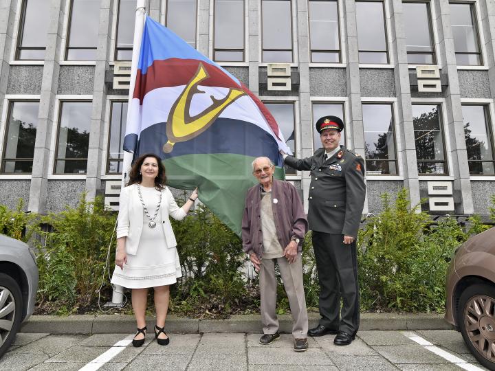 Voorafgaand aan de onthulling van het Rijswijkse Witte Anjerperkje, hees de burgemeester samen met de brigadegeneraal en veteraan de heer Van der Zweep de Veteranenvlag bij het Huis van de stad