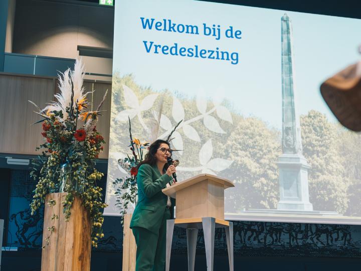 Burgemeester Huri Sahin bij Vredeslezing 2024